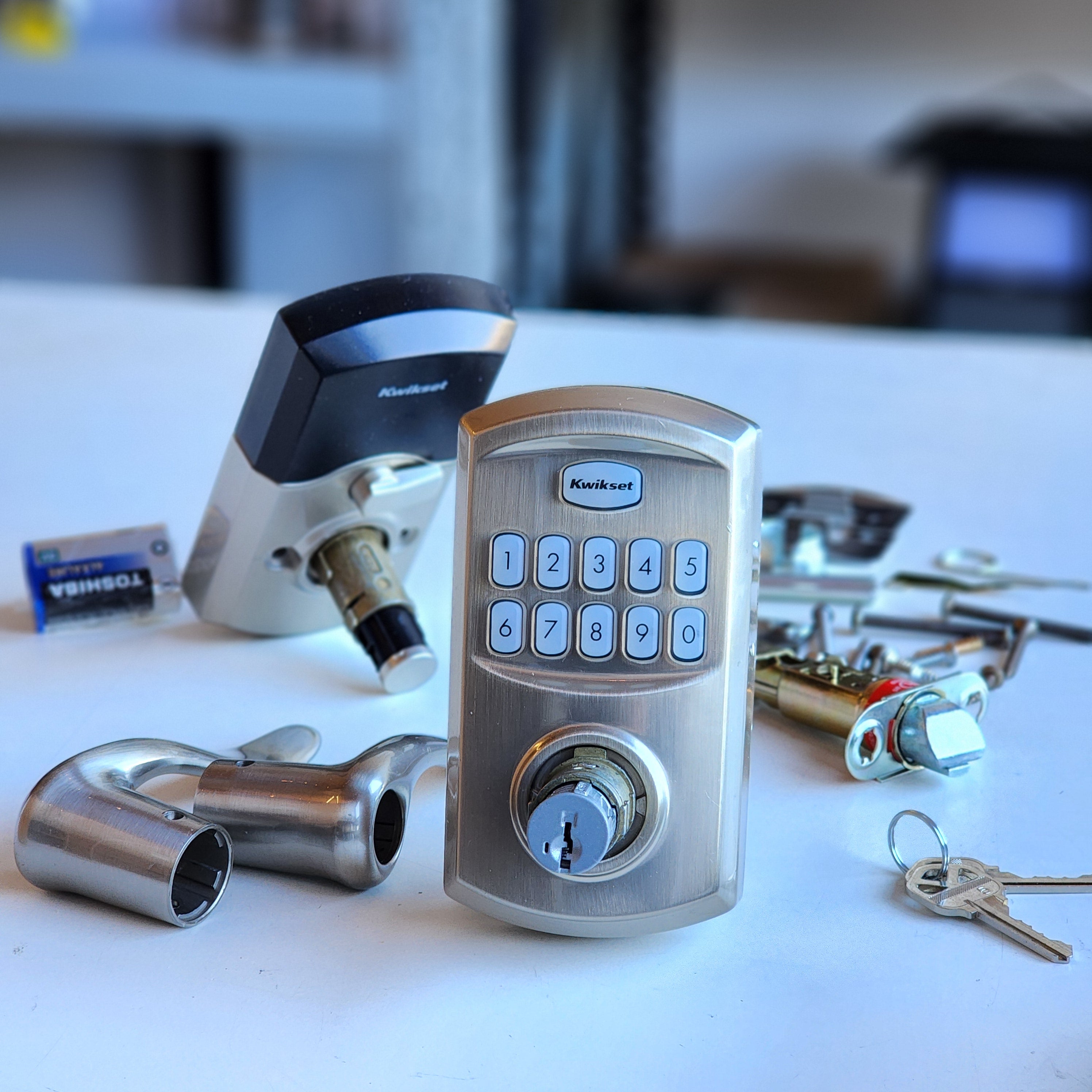 917 SmartCode Satin Nickel Keypad Electronic Single-Cylinder Tustin Door Lever Featuring SmartKey Security (99170-001) 917 SmartCode Satin Nickel Keypad Electronic Single-Cylinder Tustin Door Lever Featuring SmartKey Security (99170-001)